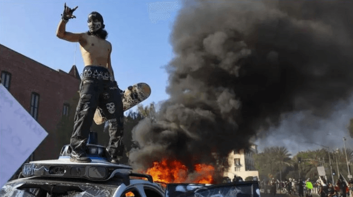 Tension Rises in LA: Protesters and Police Clash Over Immigration