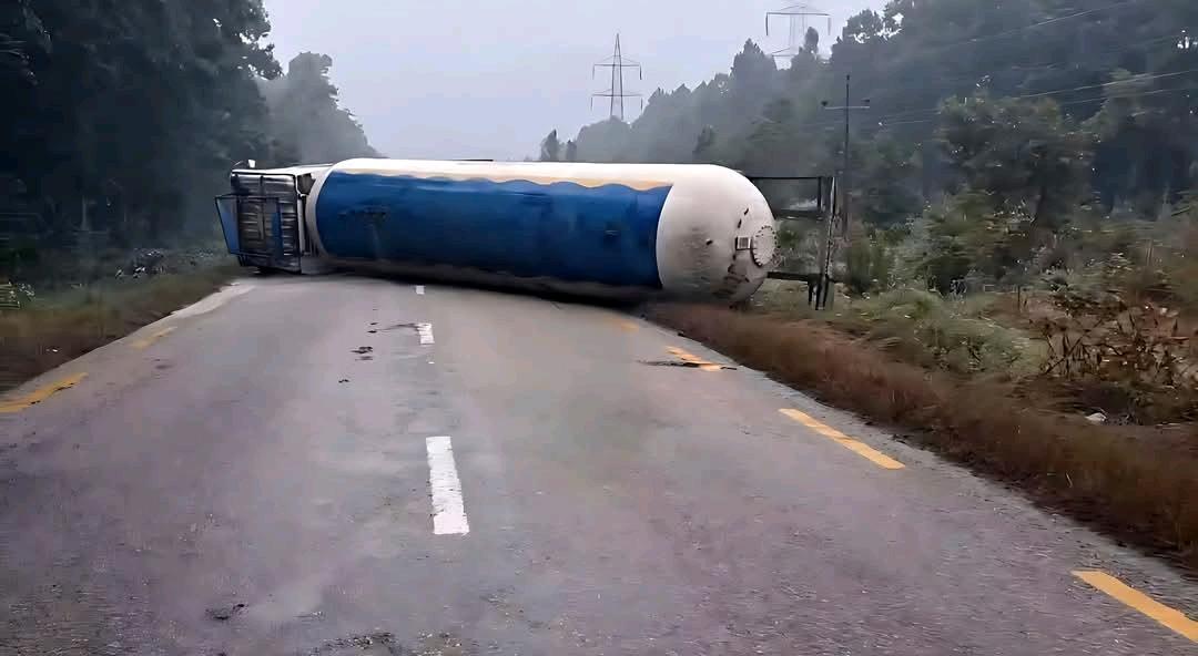 East–West Highway Blocked After LPG Tanker Accident in Rautahat