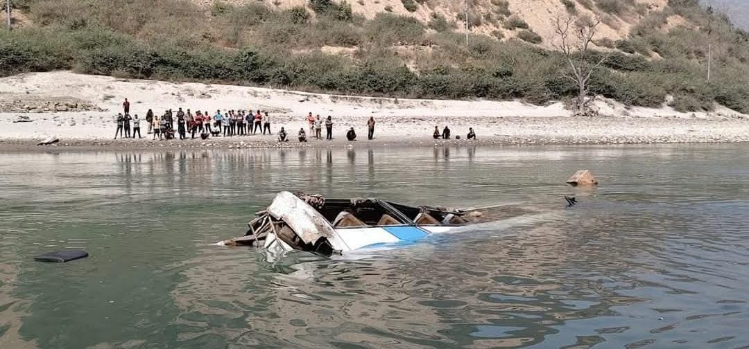 Locals Block Roads Demanding Justice for 12 Dead