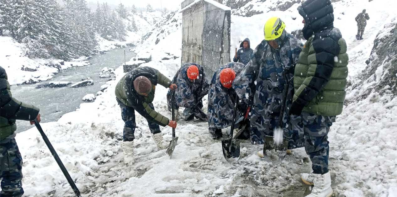 Hundreds of Tourists Stranded in Manang Begin Returning as Weather Improves