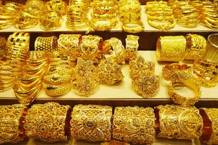 Gold Price Drops by Rs 600 per Tola, Silver Hits New Record High
