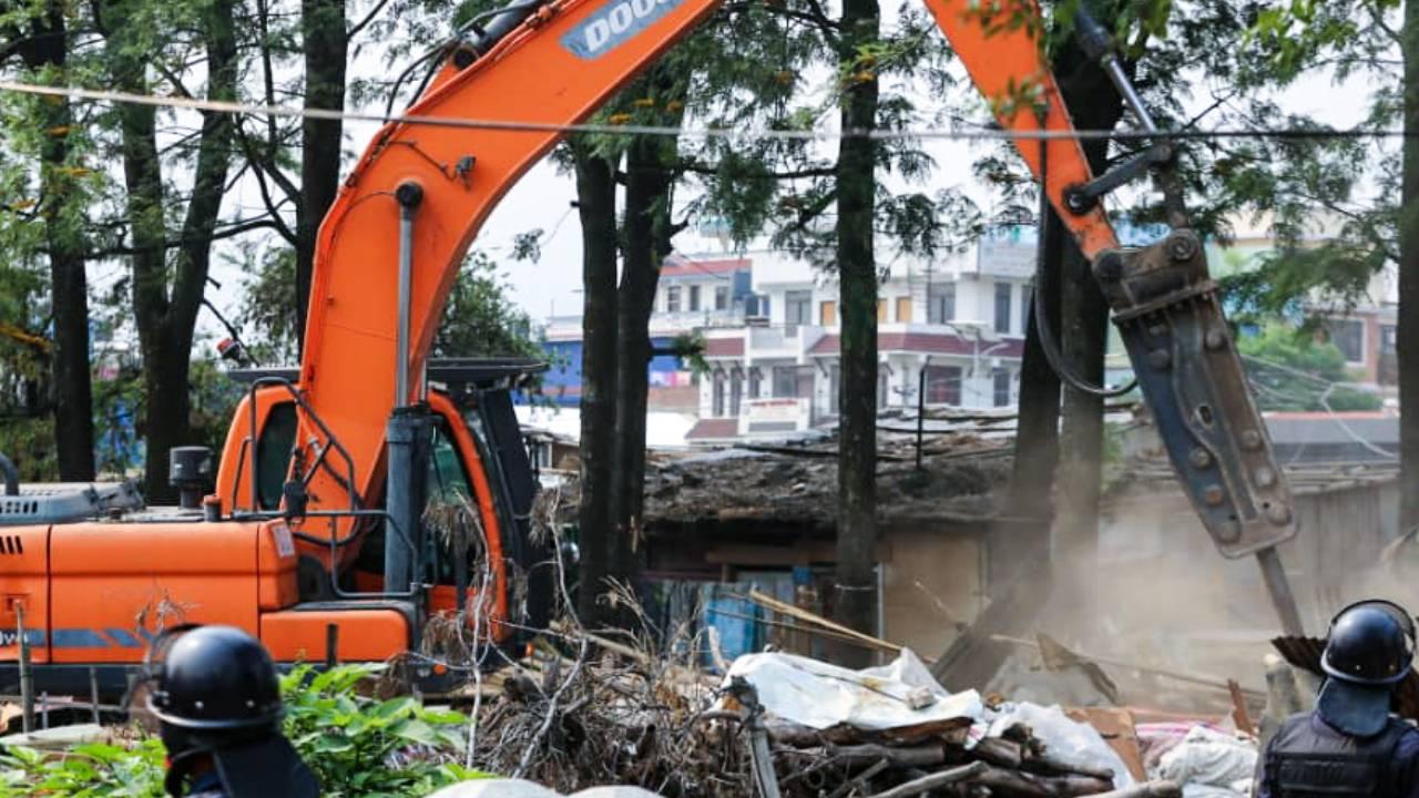Bulldozer Rolls on Squatter Settlement Along Manohara River