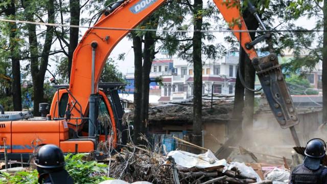 Bulldozer Rolls on Squatter Settlement Along Manohara River