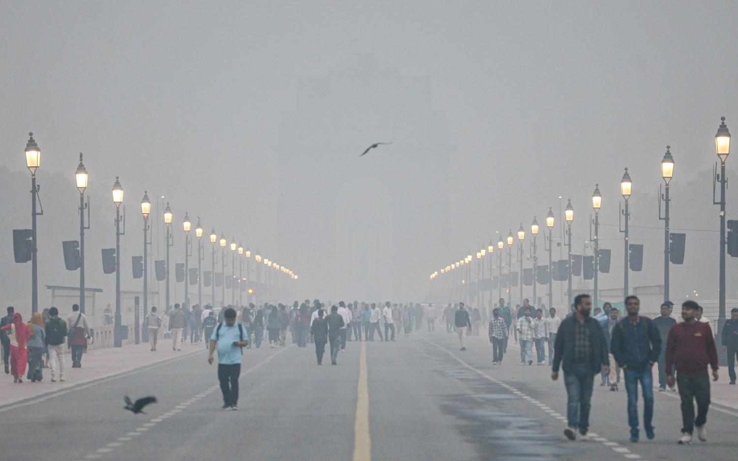 Delhi Chokes Under Severe Smog as AQI Remains Hazardous for Third Day