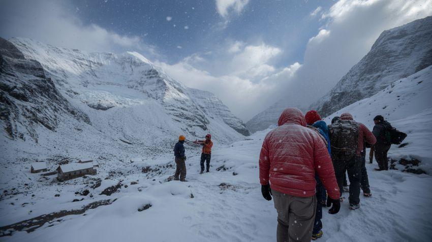 Trekking Agencies Urge Tourists to Avoid Mountain Routes Amid Snowfall