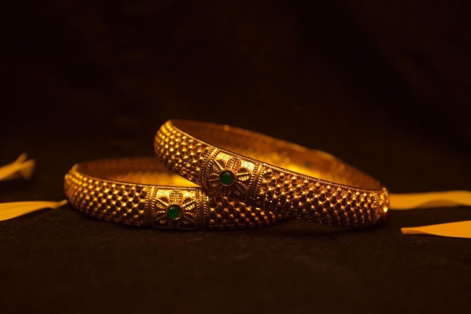 Gold Price Drops by Rs 1,000, Silver Rises Slightly in Local Market