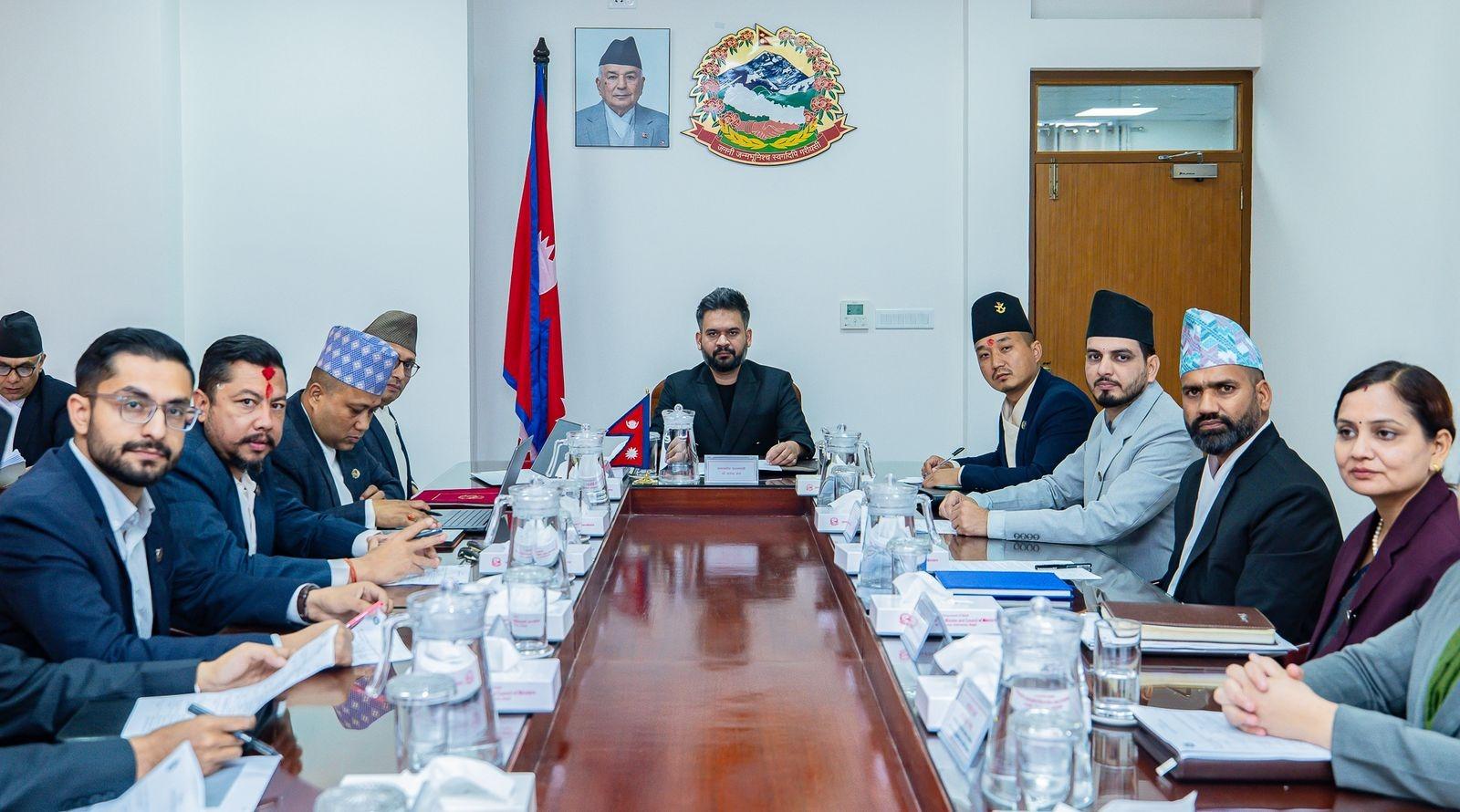 Cabinet Decides Two-Day Weekend to Ease Fuel Crisis